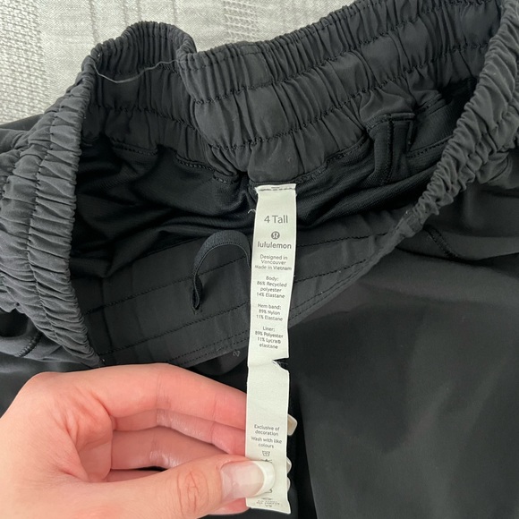 Black lululemon hotty hot shorts - Picture 2 of 3